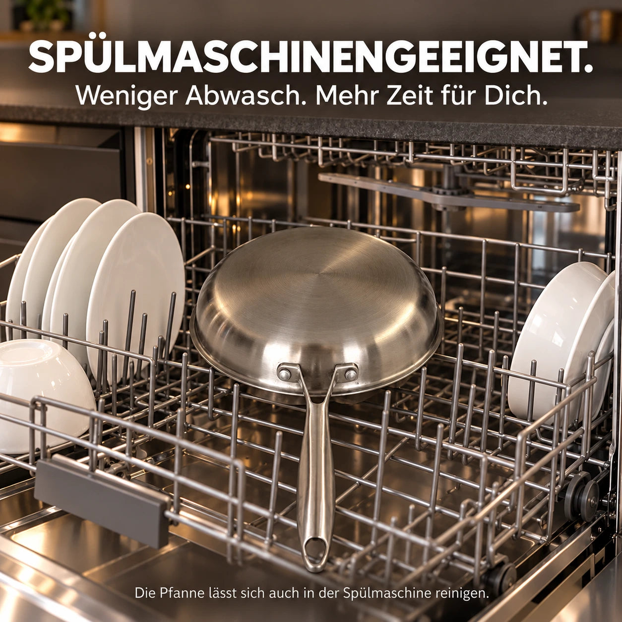 Die Pfanne steht mit der Öffnung nach unten im unteren Spülmaschinenkorb.